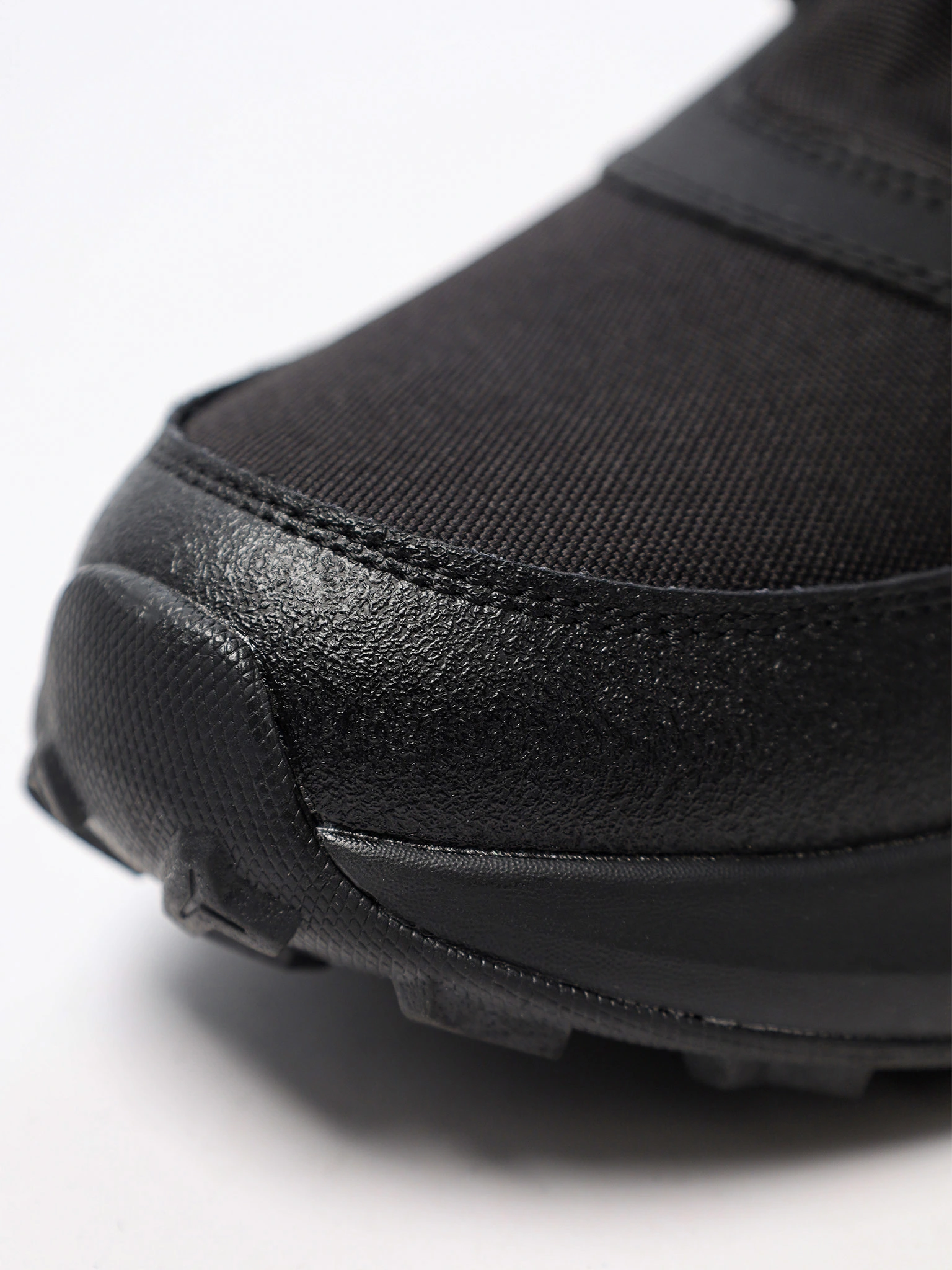 Дутики черного цвета на липучках на средней подошве